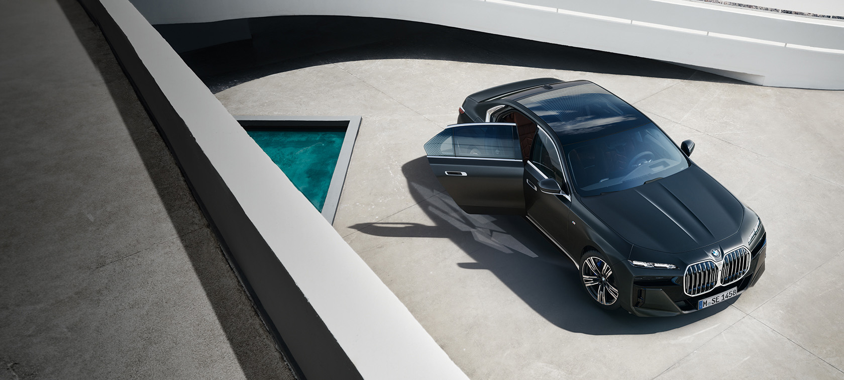 THE DRIVING DYNAMICS OF THE FULLY ELECTRIC BMW i7.